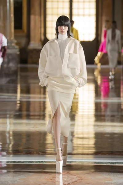 Look 17